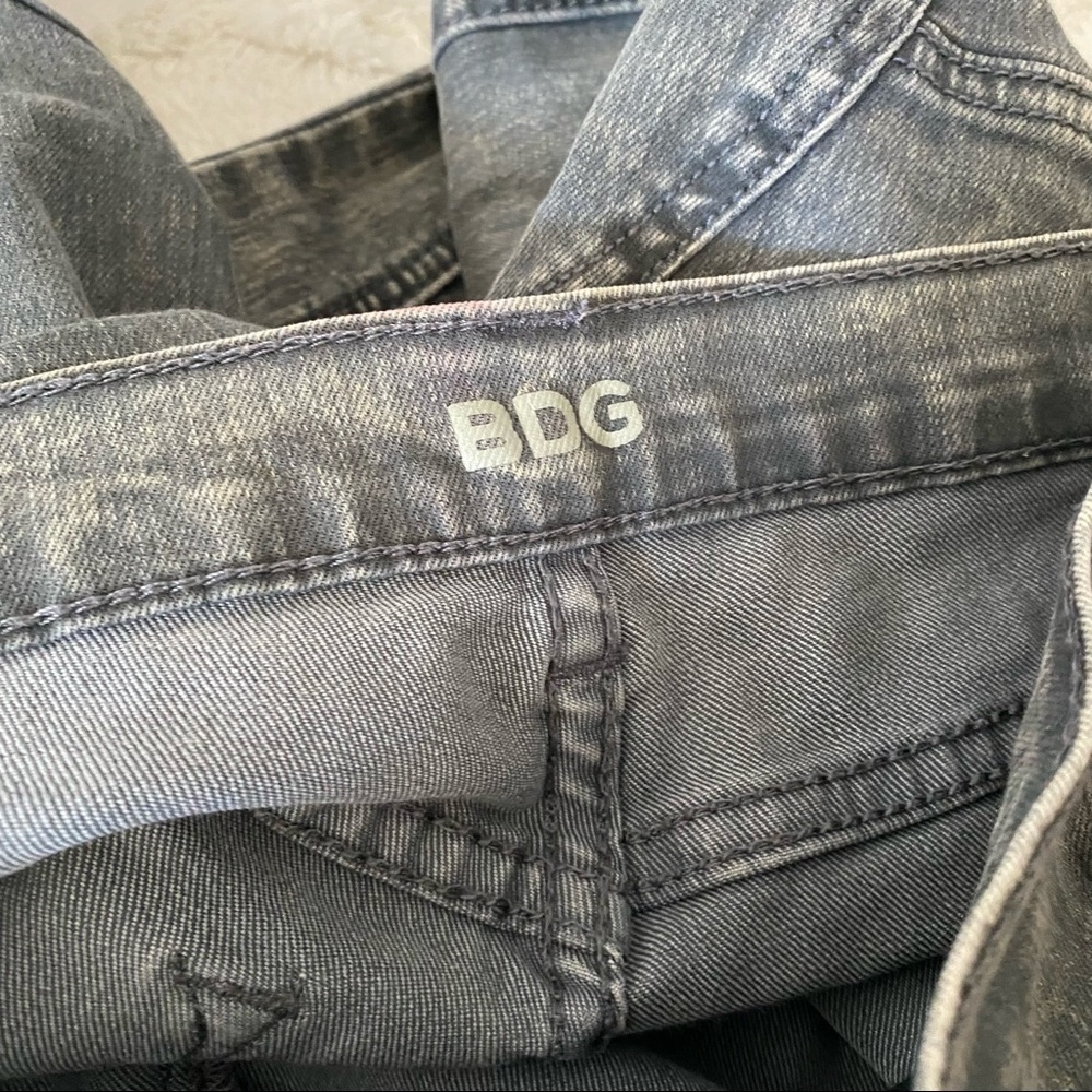 BDG Women's Gray Mid Rise Twig Ankle Jeans Size 28 - Picture 2 of 6